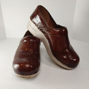 Sanita alligator print clogs nurse shoes brown 7.5